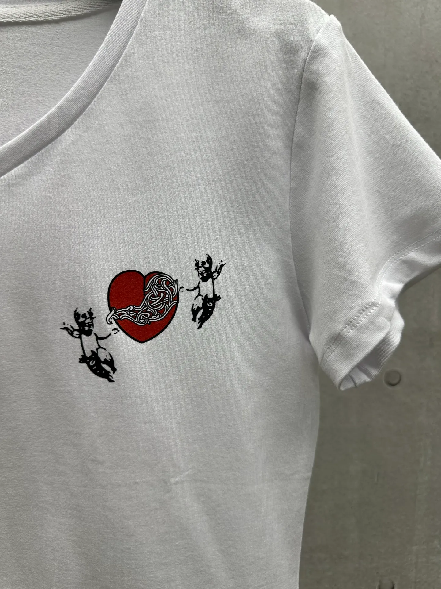 P126 #082 CHROME HEARTS 25SS women's T-shirt Made of 220G original consistent fabric V-neck women's waist style The whole body is made of imported digital direct printing Color: White Size: S M L